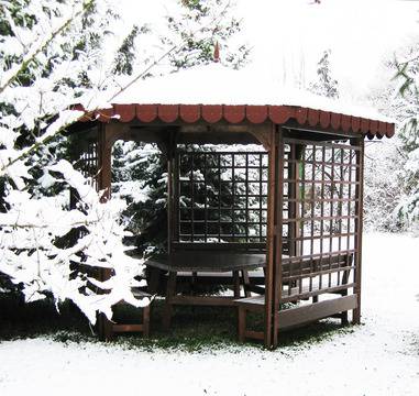 Как да запазим градинските мебели от дърво красиви и здрави за по-дълго време?