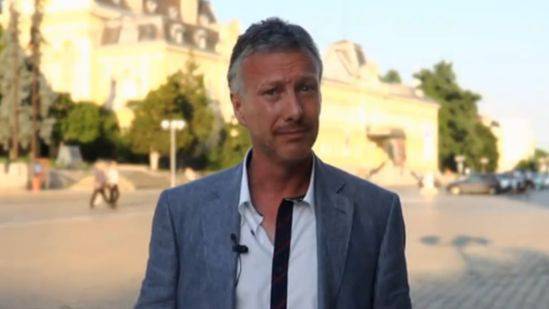 Тери Рандъл от рекламата за депресираната мечка е истински граф, актьор и учител по английски