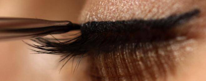 Постави си котешка очна линия