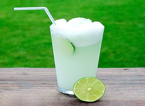 Аюрведа философията препоръчва да пиете сутрин топла вода с лимон!