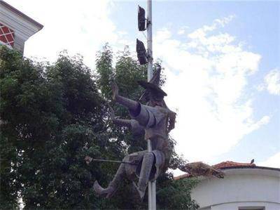 Скулптура на Баба Яга скара църквата и общината в Хасково