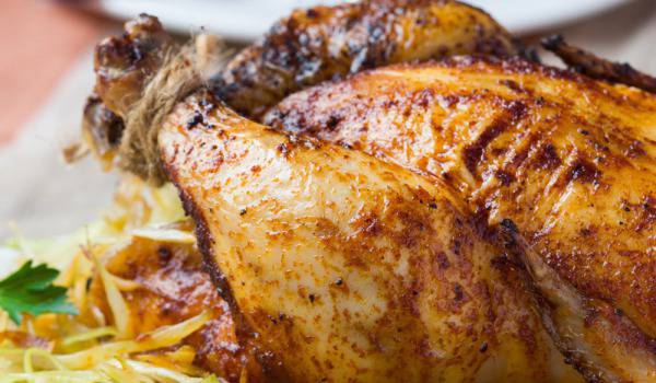 Печена кокошка върху кисело зеле