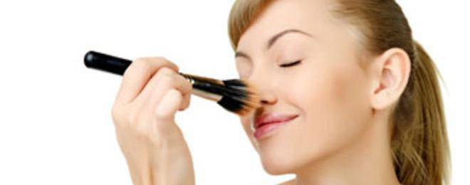 По-малък и симпатичен нос само с помощта на четка и грим