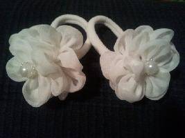 Ластик за коса с бяло цвете