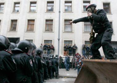 Украински депутат иска Путин да дойде с танковете (видео)