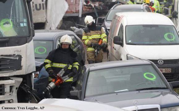 Най-малко двама убити и 54 ранени при верижна катастрофа в Белгия