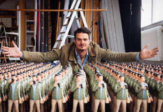 Фотограф замени визитката си с екшън фигурки