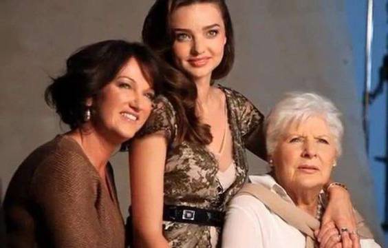 Сладка семейна снимка от Миранда Кер видяна 2408 коментари 3