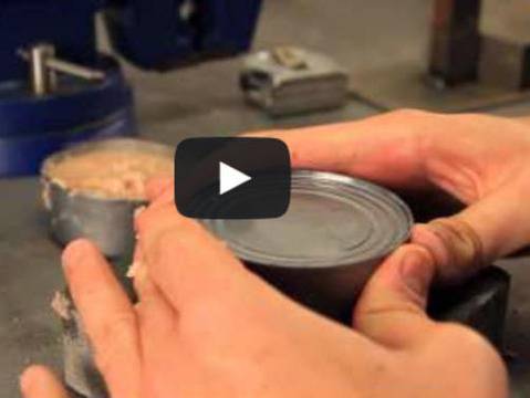 Как да отворите консерва без отварачка (ВИДЕО)