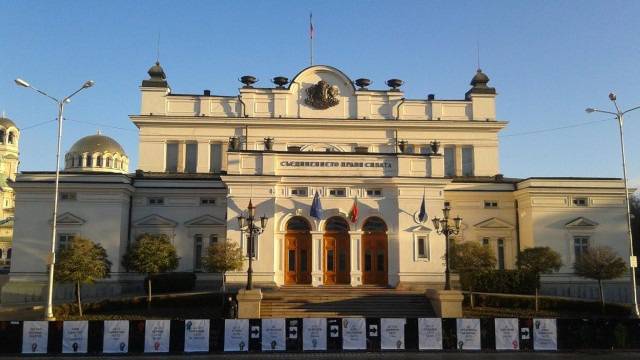 Ранобудните студенти с пожелания за 8 декември от оградата на НС