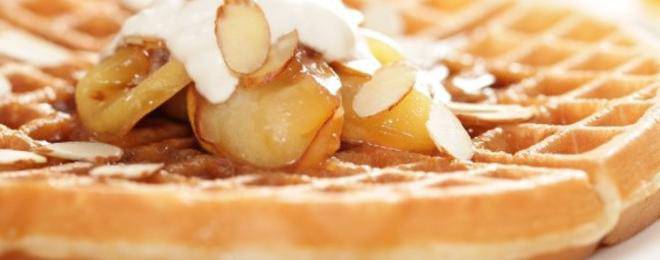 Вафлени кори с ябълки и бадеми