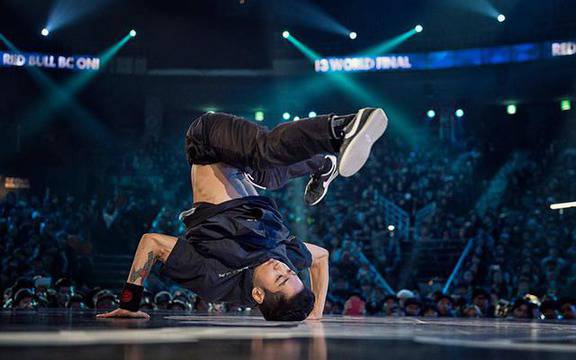 2013 Red Bull BC One World Finals: Mounir vs Hong 10 Battle