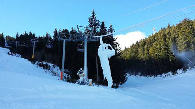 Снимка на замръзнал лифт в Банско обиколи мрежата