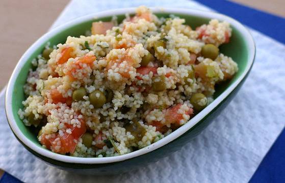 Салата с кус-кус, домати, грах и кисели краставички
