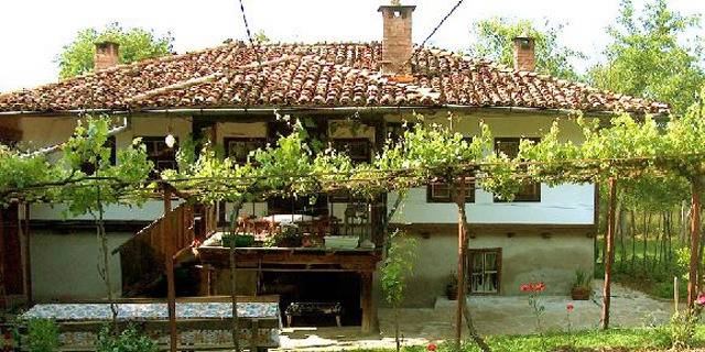 Почивка в Елена! 2 или 4 нощувки в приказна къщичка в Еленския Балкан до 12 човека или Уикенд в Къща за гости Сестри…