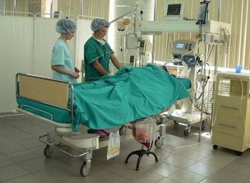 13-годишна в реанимация, препила с „коктейл“ от вино и ракия