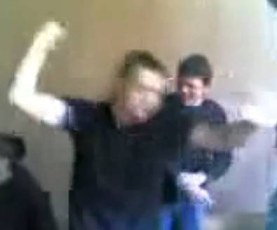 Ученици бият учителка в час по английски