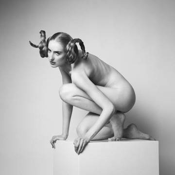 Зодиите показани, чрез красотата на голото женско тяло