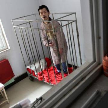 Откриха човек, живял 42 години в клетка