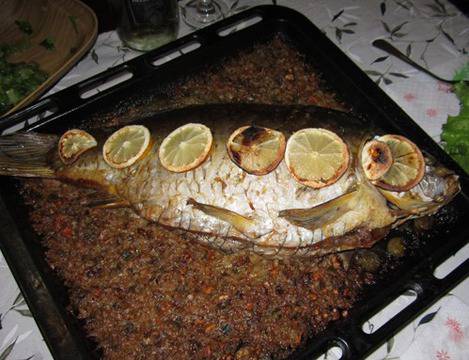 Пълнен шаран с орехи и ориз