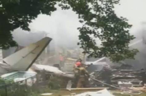 Самолет се разби в сграда