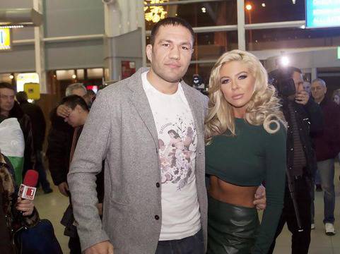 Андреа посрещна Кубрат Пулев с целувка след победата му над Джоуи Ейбъл (Видео)