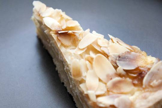 Френска селска торта с филирани бадеми