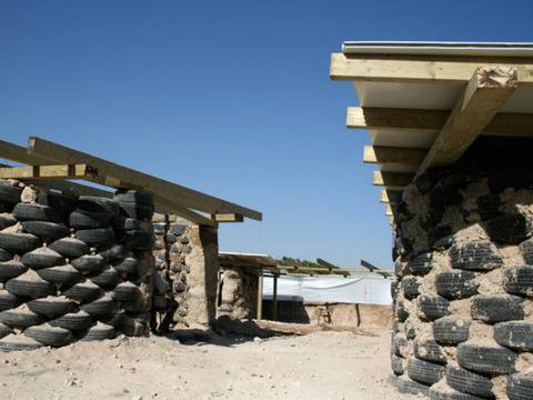 Палестинци построиха училище от стари гуми