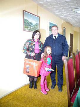 Дариха коледен подарък на дете на загинал полицай