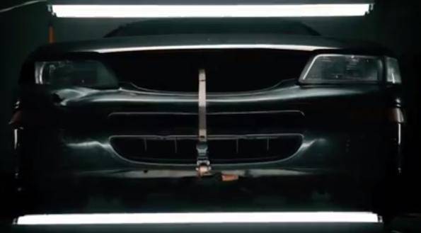 ВИДЕО: Най-яката реклама за най-скапаната кола