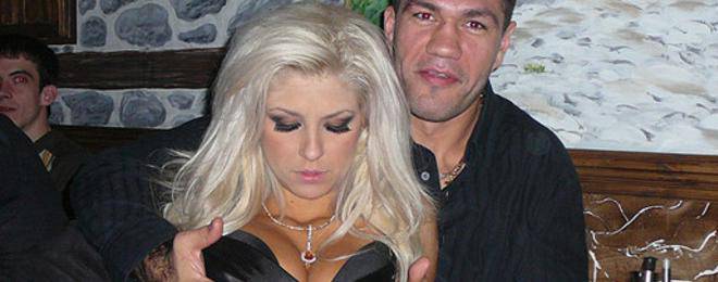 Прислужница съблича и приспива гаджето на Кобрата