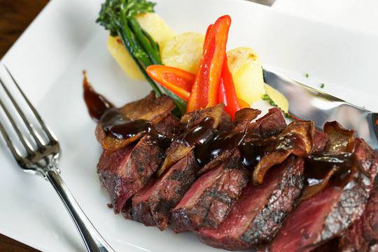 Телешко с карамелизирана ябълка и сос балсамико