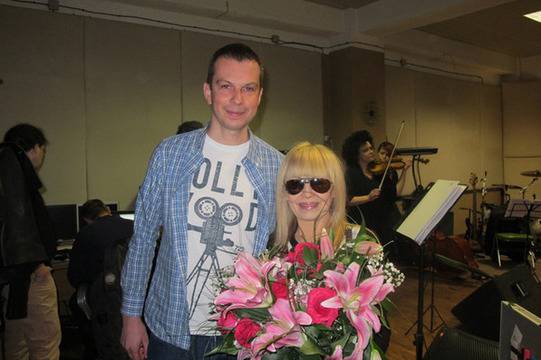 Лили Иванова с предколеден подарък за феновете си