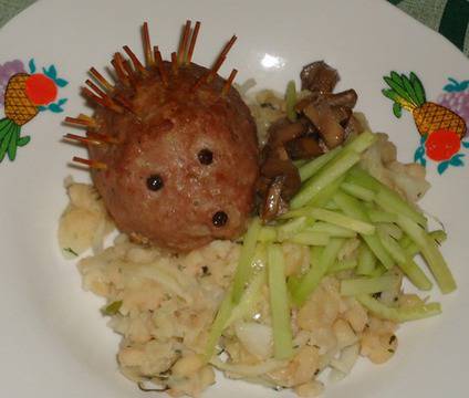 Таралежчета от кайма върху канапе от бобена салата