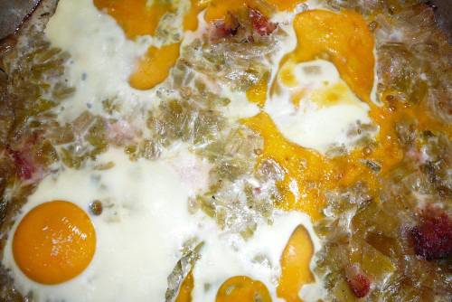 Запеканка с праз и наденица