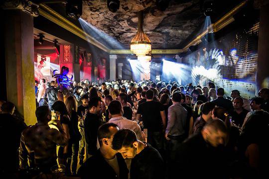 Стотици фенове на Bedroom Premium club блокираха тази нощ центъра на София