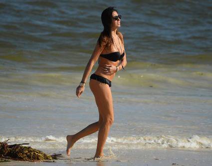 Елисабета Грегорачи отново секси на плажа (снимки)