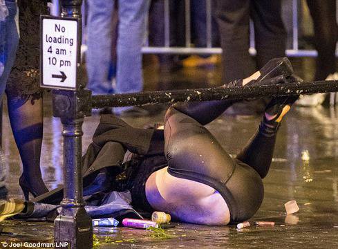 Пияни англичани заляха улиците в петък вечер! Снимки