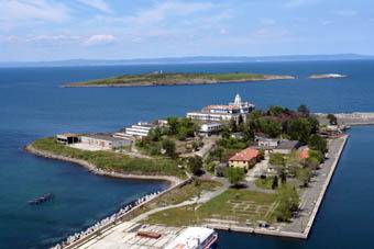 Храм на Аполон с 13-метрова статуя е имало на остров Св. Кирик