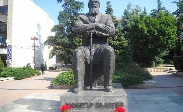 Паметник на Димитър Благоев осъмна като Дядо Мраз /снимка/