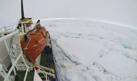 Руски круизен кораб заседна в ледовете на Антарктика