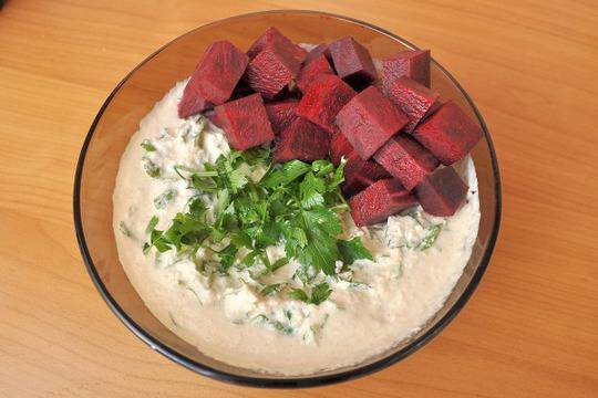 Червено цвекло със сос от нахут, сусамов тахан и магданоз