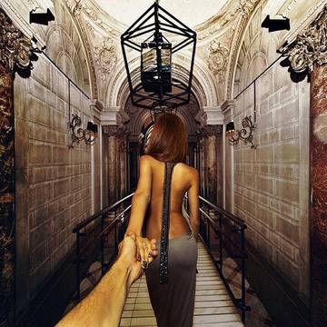 Този фотограф продължава да следва сексапилната си приятелка навсякъде по света