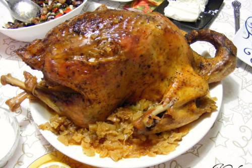 Печена пуйка върху канапе от кисело зеле