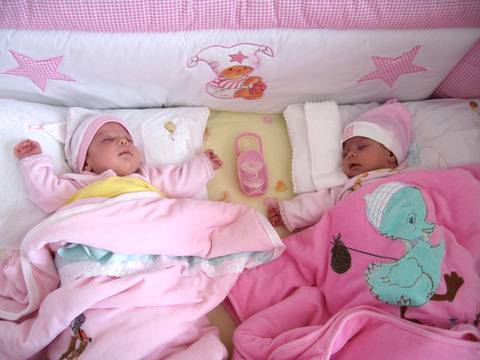 Близнаци се родиха в две различни години