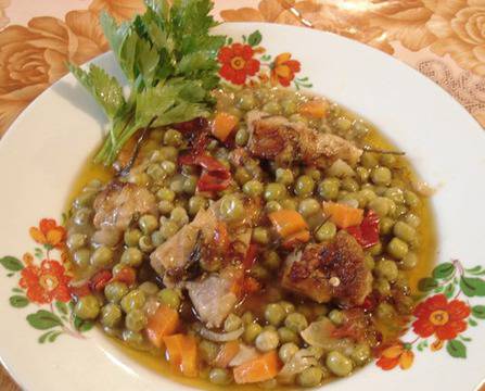 Вкусна яхния с грах и свинско