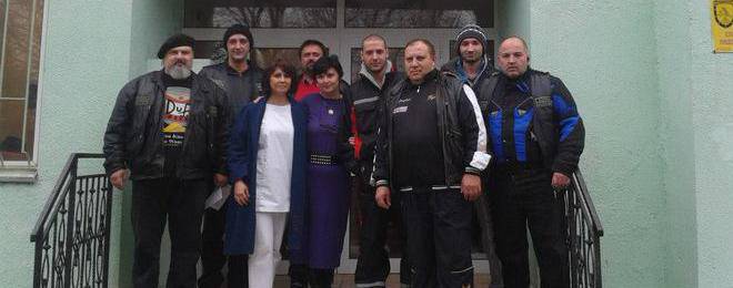 Рокери дариха подаръци на болни деца в Добрич (снимки)