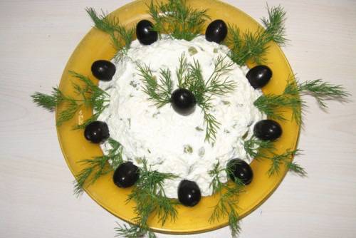 Салата с извара и кисели краставички