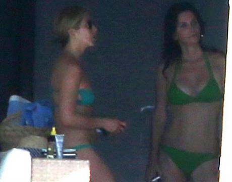 Дженифър Анистън и Кортни Кокс по бански на Нова Година (снимки) видяна 5038 коментари 0