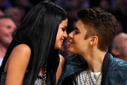 Джъстин Бийбър и Селена Гомес интимничат пред камера